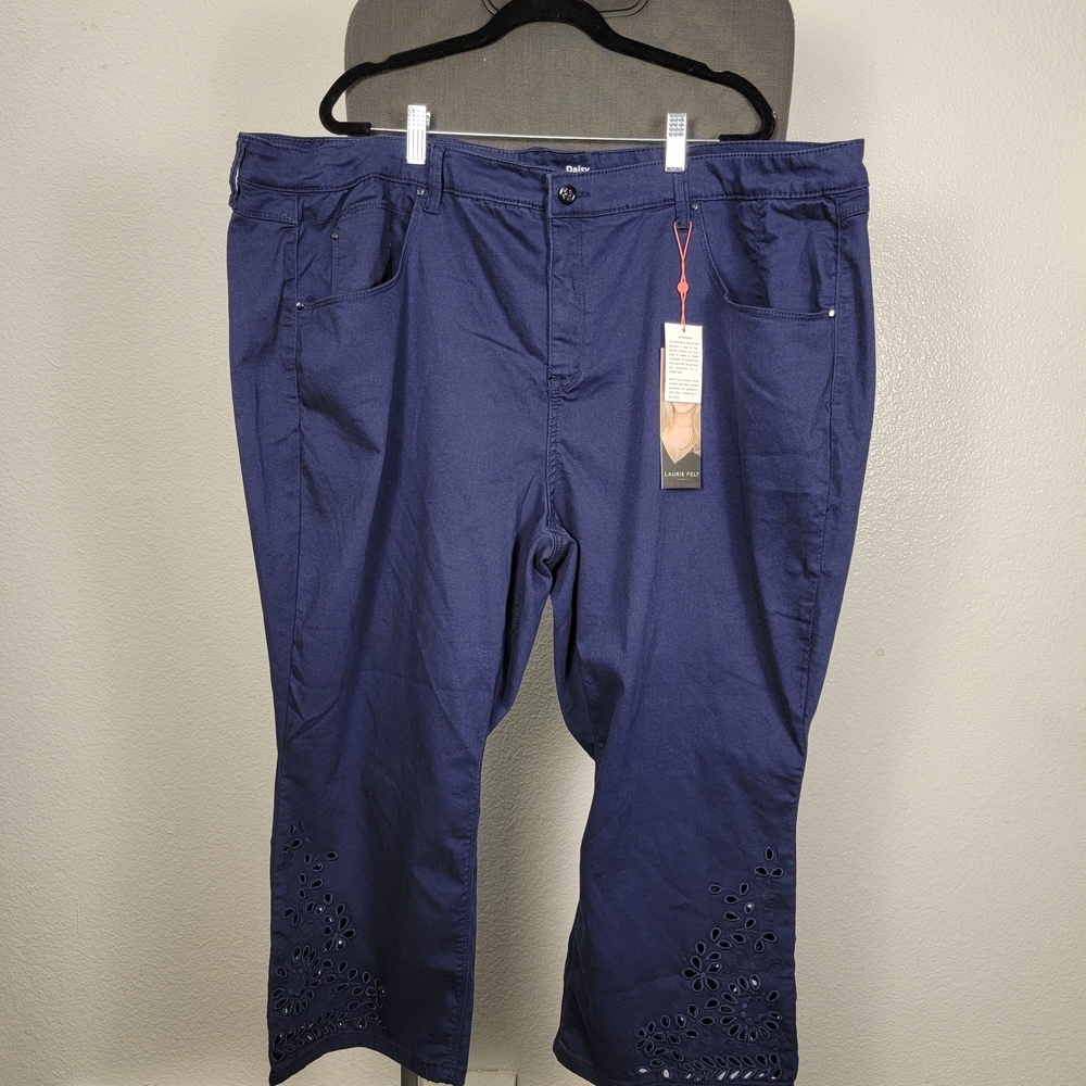 Laurie Felt Women's Daisy Floral Embroidered Ankle Straight Jeans Navy Size 28WP
